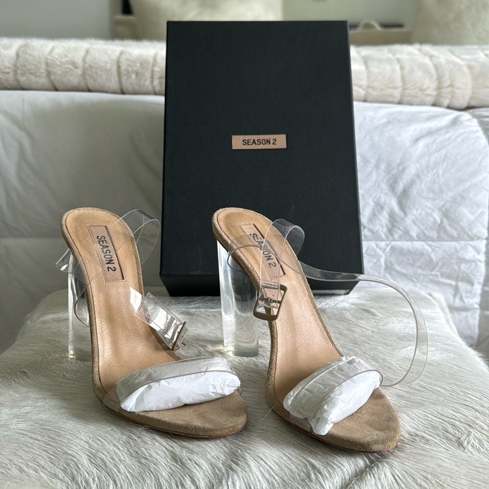 Yeezy pumps Season 2